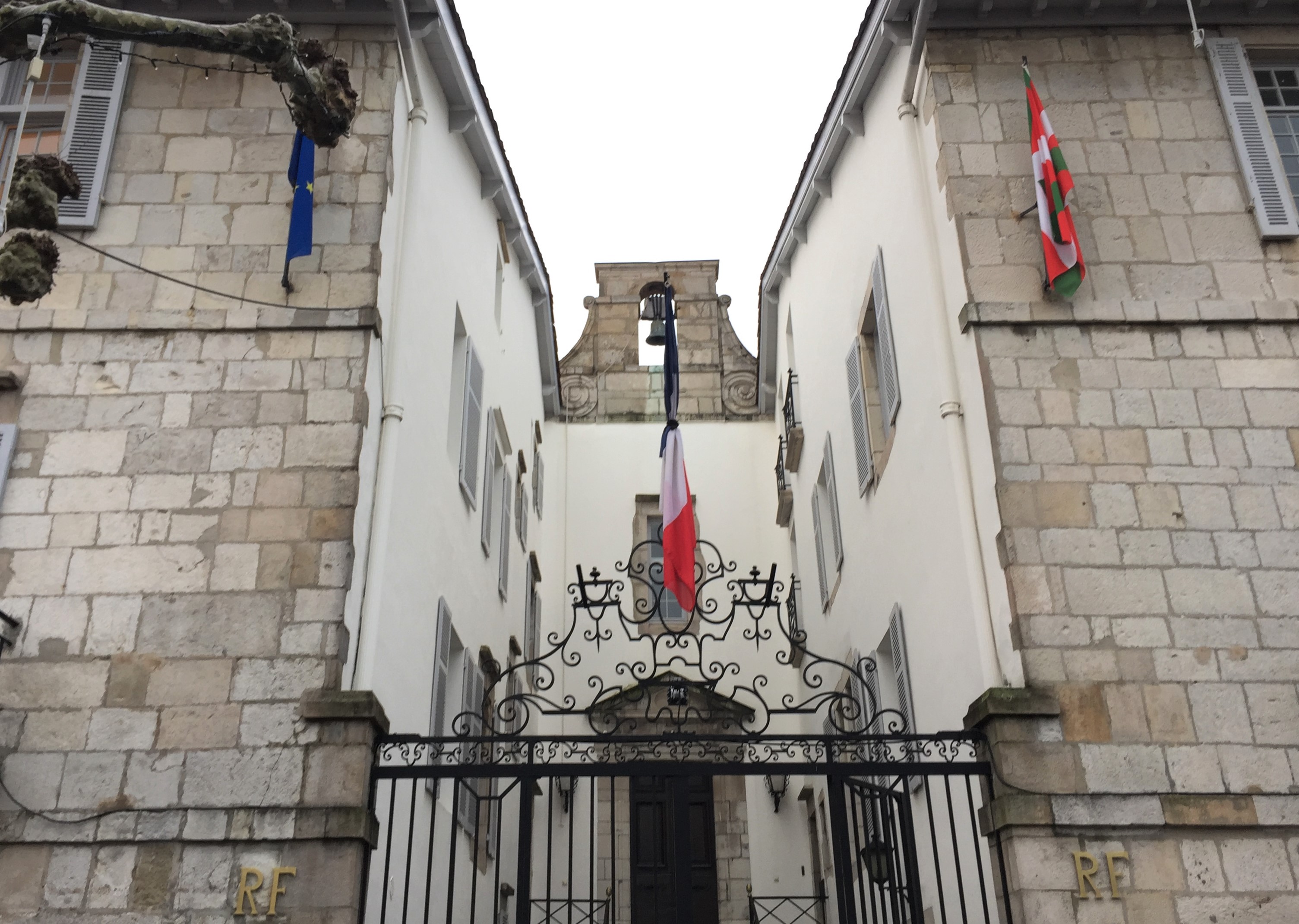 Drapeaux en berne à SaintJeandeLuz SaintJeandeLuz