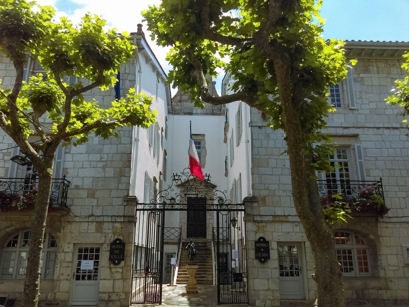 Zoom sur le patrimoine la Mairie de SaintJeandeLuz et la