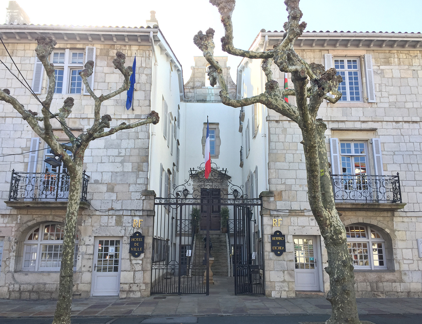 Attestations de déplacement disponibles en Mairie SaintJeandeLuz