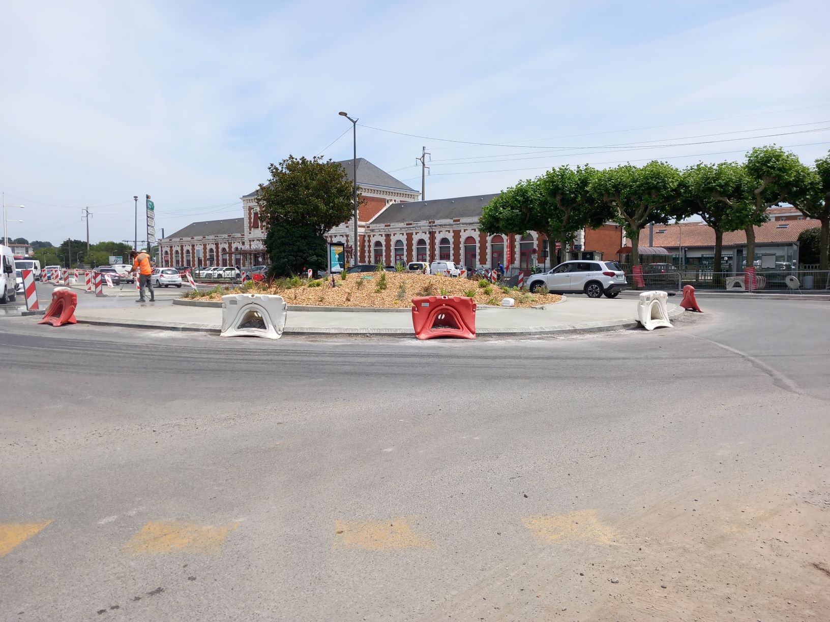 Pose des enrobés sur le giratoire de la gare nuits du 19 au 23 juin SaintJeandeLuz