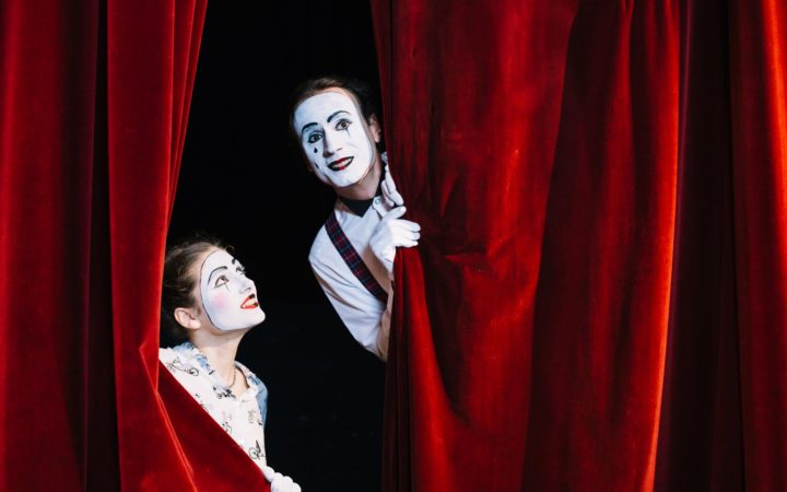 Sourire Femme Mime Artiste Regardant Artiste Mime Male Furtivement Rideau