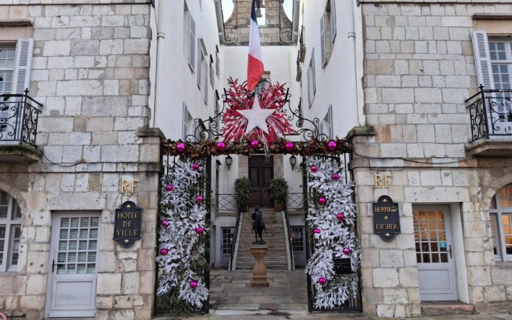 20251222 Façade Mairie Noël